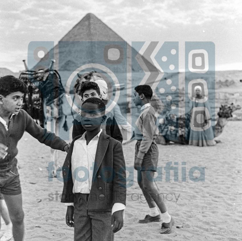 أحد أبناء لومومبا مع خالد، عبد الحكيم، وعبد الحميد أبناء الرئيس الراحل جمال عبد الناصر